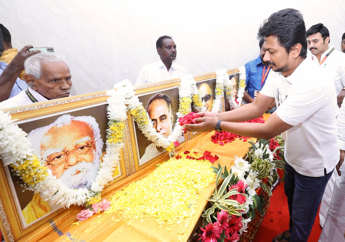 Udhaystalin's tweet photo. திராவிட முன்னேற்றக் கழக ஆதி திராவிடர் நலக்குழுவின் மாவட்ட அமைப்பாளர்கள் - துணை அமைப்பாளர்கள், தலைவர்கள் - துணை தலைவர்கள் கலந்துரையாடல் கூட்டம் அண்ணா அறிவாலயத்தில் உள்ள கலைஞர் அறிவாலயத்தில் இன்று நடைபெற்ற போது பங்கேற்றோம். கழக ஆதி திராவிடர் நலக்குழுவின் மூத்த முன்னோடிகளுக்கு பொற்கிழி வழங்கினோம்.

சமூகத்தில் நிலவும் ஏற்றத் தாழ்வை உடைத்து சமத்துவ சமுதாயம் அமைப்பதற்காக முளைத்த நீதிக்கட்சியின் பாதையில், அண்ணல் அம்பேத்கர் - தந்தை பெரியார் - பேரறிஞர் அண்ணா - முத்தமிழ் அறிஞர் கலைஞர் அவர்களின் வழியில், மாண்புமிகு முதலமைச்சர் அவர்கள் தலைமையில் செயல்படும் கழகமும் - கழக அரசும், பட்டியல் - பழங்குடியின மக்களின் உரிமைகளை நிலைநாட்டுவதில் என்றும் உறுதியுடன் செயல்படுமென உரையாற்றினோம்.

மேலும், கழக ஆதி திராவிடர் நலக்குழுவின் செயல்பாடுகள் சிறக்க பொறுப்பாளர்களை வாழ்த்தினோம்!
@PKSekarbabu @R_Gandhi_MLA @MMathiventhan @anthiyrselvaraj @office_krishna