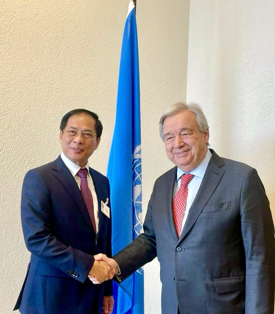 Meeting again at the 55th UNHRC conference, we appreciated very much UNSG @antonioguteres for his encouraging remarks on Viet Nam's pioneer role in and active contributions to the maintenance of international peace and security, sustainable development and climate response.