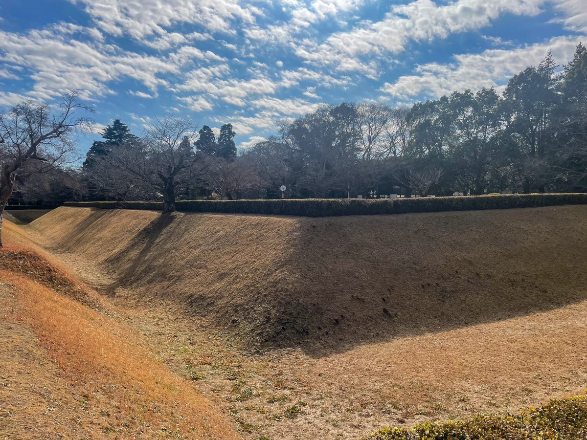sunnonkai_tw's tweet photo. 佐倉城（千葉県佐倉市）
城域が広く歴博や城下町も含め全て回ると半日以上かかるのでは。出丸周辺や本丸や二の丸空堀、本丸下の帯曲輪辺りは戦国の城らしい雰囲気が残っています。城址公園に無料駐車場がいくつかある。100名城スタンプは大手門方向の案内所にある。
(2024/1/7)
#城 #千葉県 #佐倉市 https://t.co/zQNNus0gfC