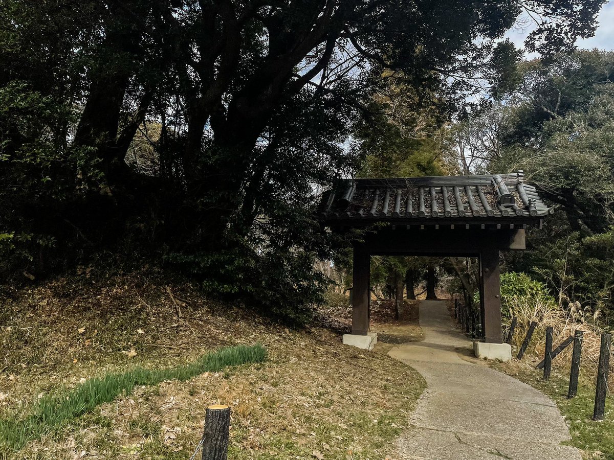 sunnonkai_tw's tweet photo. 佐倉城（千葉県佐倉市）
城域が広く歴博や城下町も含め全て回ると半日以上かかるのでは。出丸周辺や本丸や二の丸空堀、本丸下の帯曲輪辺りは戦国の城らしい雰囲気が残っています。城址公園に無料駐車場がいくつかある。100名城スタンプは大手門方向の案内所にある。
(2024/1/7)
#城 #千葉県 #佐倉市 https://t.co/zQNNus0gfC