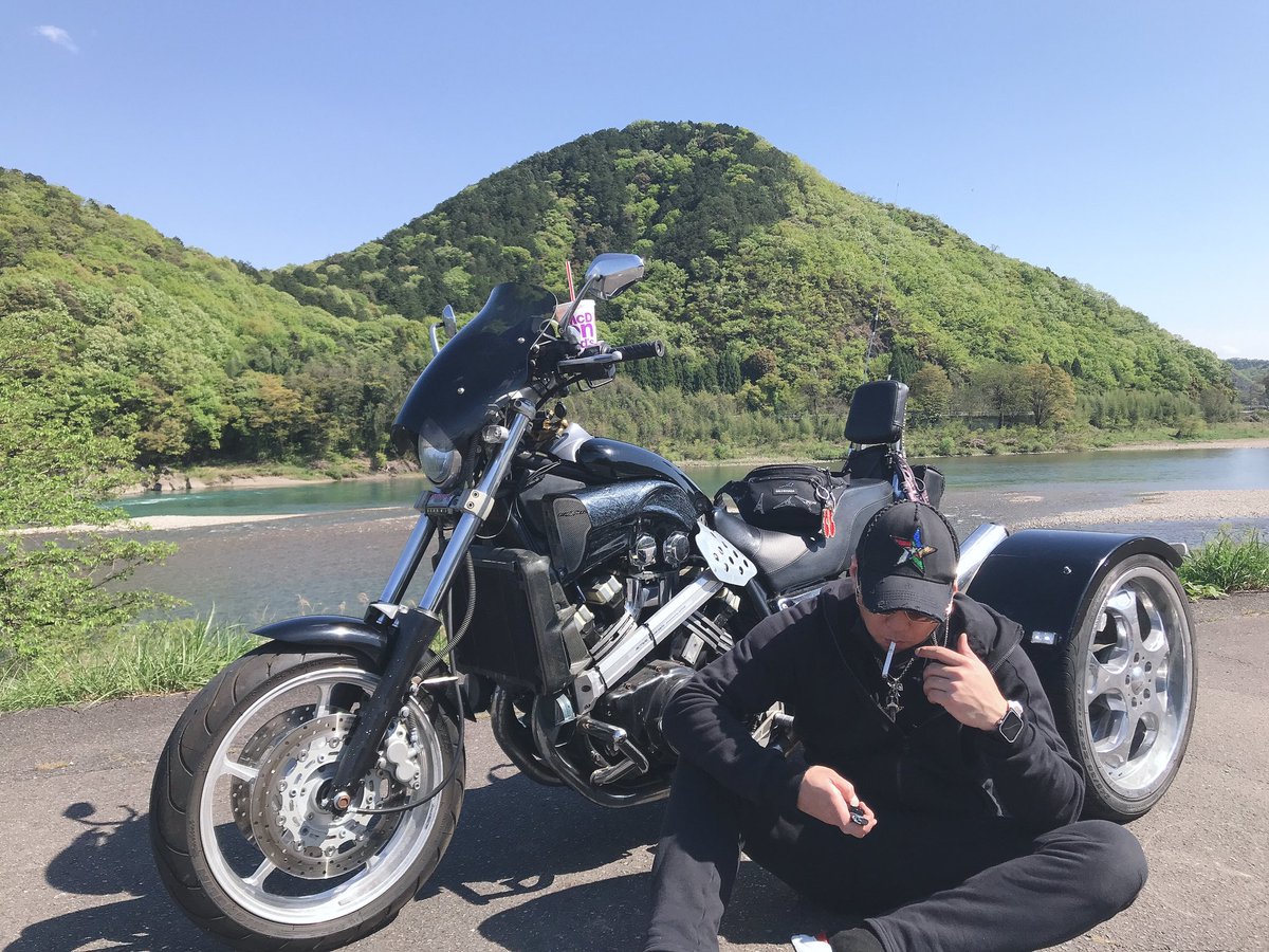 S26295302's tweet photo. 復活が楽しみV-MAX1200トライク👍コイツのマフラー音も最高だから…ずっと手離さない理由ね…あとは色々思い出あるし、俺が初めてトライクデビューしたのもコイツからやからな〜🤣www https://t.co/aN3cYpbLp3