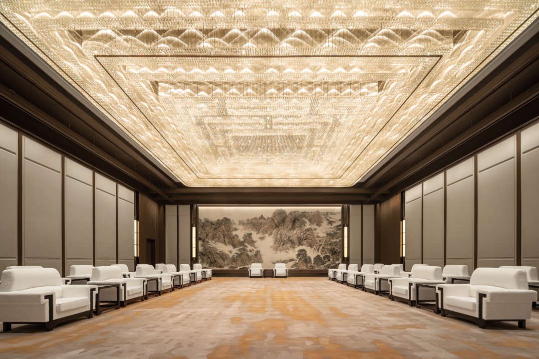 PuriLighting's tweet photo. This area showcases striking large-scale artworks and crystal-clear decorative lighting,along with a richly colored atmosphere, lending the space asense of solemnity, warmth, andexclusivity befitting the highest level of VIP treatment. https://t.co/jpsFcLR9yV