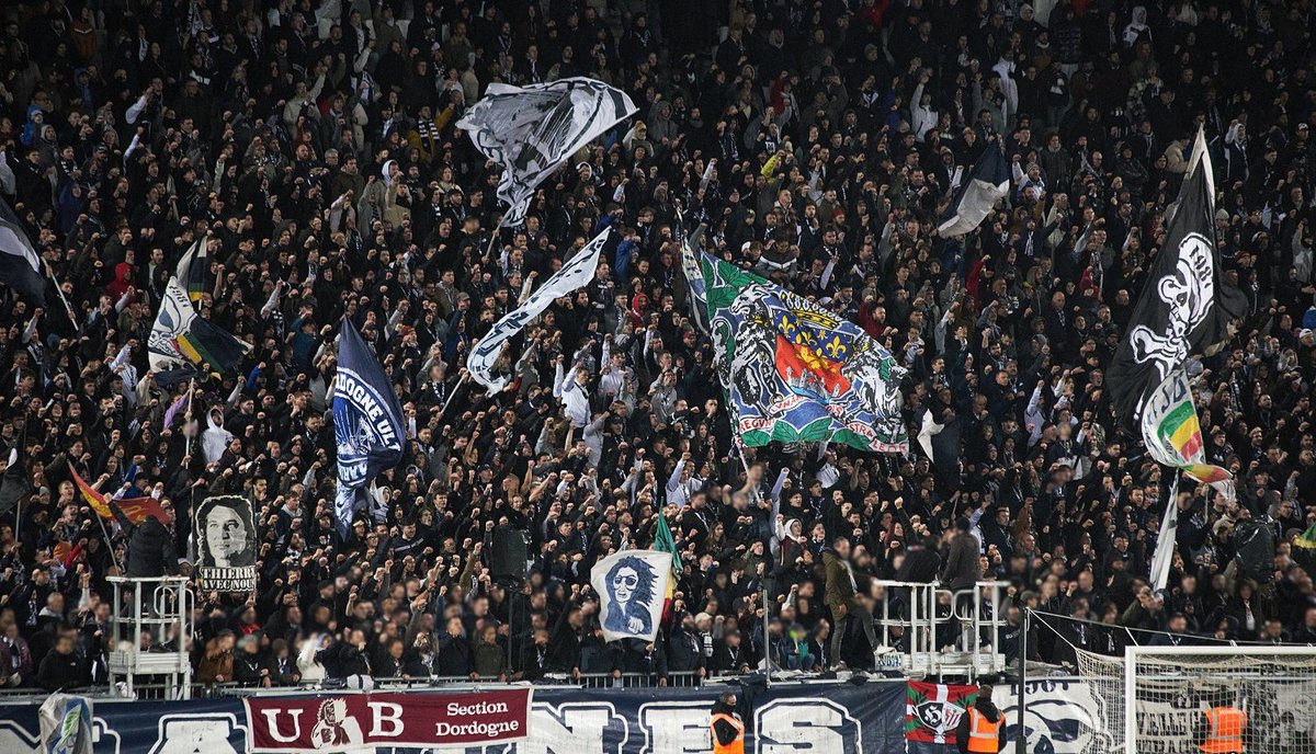 Ligue 2 🇫🇷🎉🎊
Girondins Bordeaux vs Guingamp
(25.02.2024)

#Ligue2 #FCGBEAG #France #30ans #SectionDordogne #Ultramarines #choreo #pyro #FootballFans