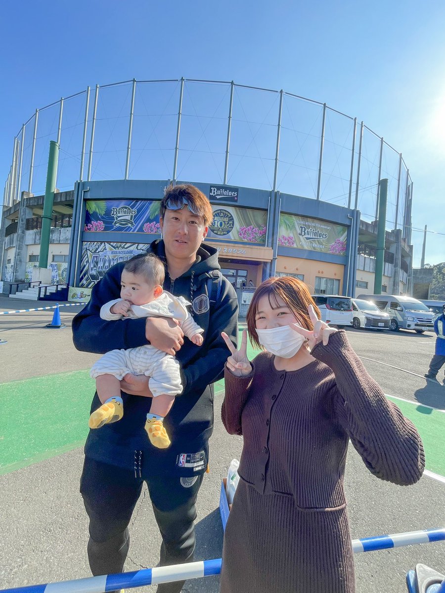 Miiku0606's tweet photo. お疲れのところ、写真お願いしたら
抱っこしましょうか？って言ってくれた🥹
優しいラオウさん^_^
#宮崎春季キャンプ
#Bs2024 
#オリックスバファローズ https://t.co/MzZz0UOGkr