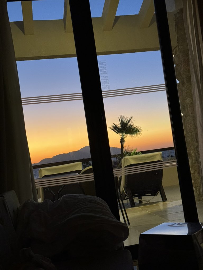 No Context Pub tweet media