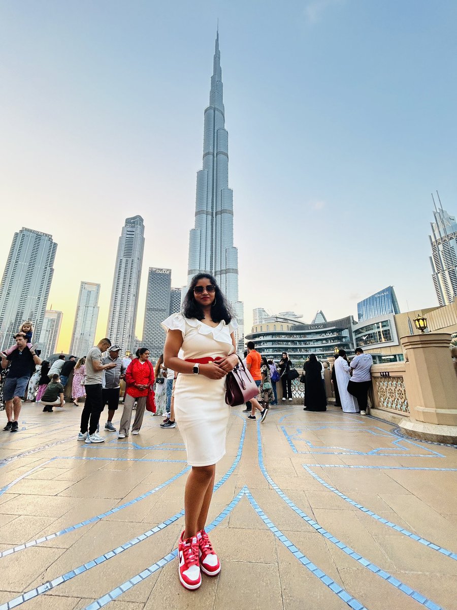 “Here the world becomes smaller.” . कौन कहता है आसमाँ में सुराख़ नहीं हो सकता 🫣😂😍😁 . #BurjKhalifa #burjkhalifa #DubaiTour #ShwetaJayaTravelVlog #burjkhaleefaview