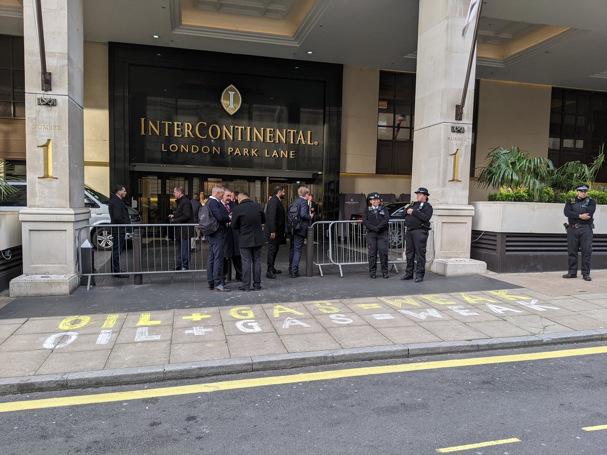 Climate protesters gathered outside the InterContinental London Park Lane hotel this morning as International Energy Week kicks off. Speakers on day 1 include IPCC chief Jim Skea, Labour's Ed Miliband, chief economists from Shell & BP, & a Just Stop Oil spokesperson. #IEWeek