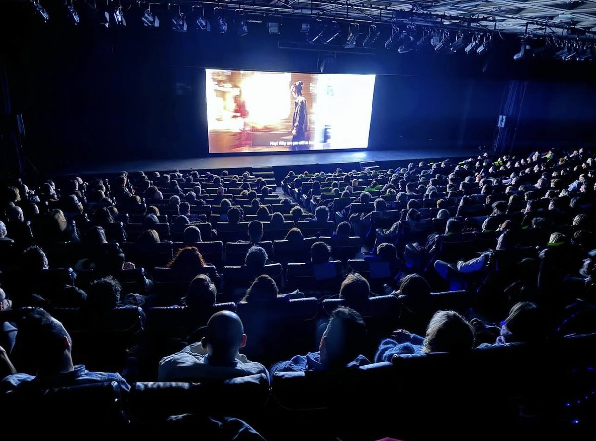 Por primera vez un grupo de espectadores vio cobrar vida a Antonia Scott. Me tuve que ir al final del cine porque no podía contener las lágrimas. 
Allá donde estés, papá, espero que lo hayas disfrutado. Ojalá hubieras podido estar sentado a mi lado.