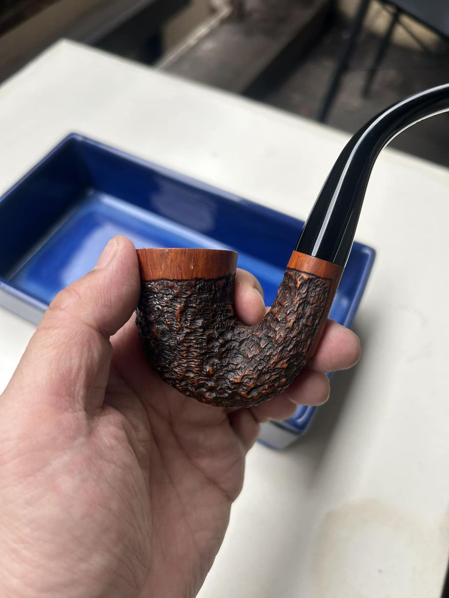 いろいろ思うところがあってパイプを始めました。
次の撮影で小道具として使ってみようw
ディレクターに止められなかったら、テレビでパイプというのはひょっとしたら竹村健一さん以来かもしれないw
