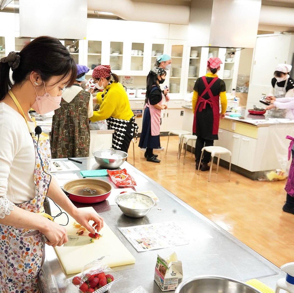 山岡真千子 料理教室 エムズレッスン主催 / 新宿 目白 (@ms_lesson) on Twitter photo こんにちは
4歳〜91歳の皆さんと
24個作った #プリン です
皆さんお上手でした✨
当日の山岡『ほぼ国内生産である
鶏卵の食料自給率が約10%なのは
餌を輸入に頼っているからです☺️』
*カロリーベース
🌪️強風に
気をつけてお過ごしください😳🍃
#cookingclass
#料理好きな人と繋がりたい こんにちは
4歳〜91歳の皆さんと
24個作った #プリン です
皆さんお上手でした✨
当日の山岡『ほぼ国内生産である
鶏卵の食料自給率が約10%なのは
餌を輸入に頼っているからです☺️』
*カロリーベース
🌪️強風に
気をつけてお過ごしください😳🍃
#cookingclass
#料理好きな人と繋がりたい