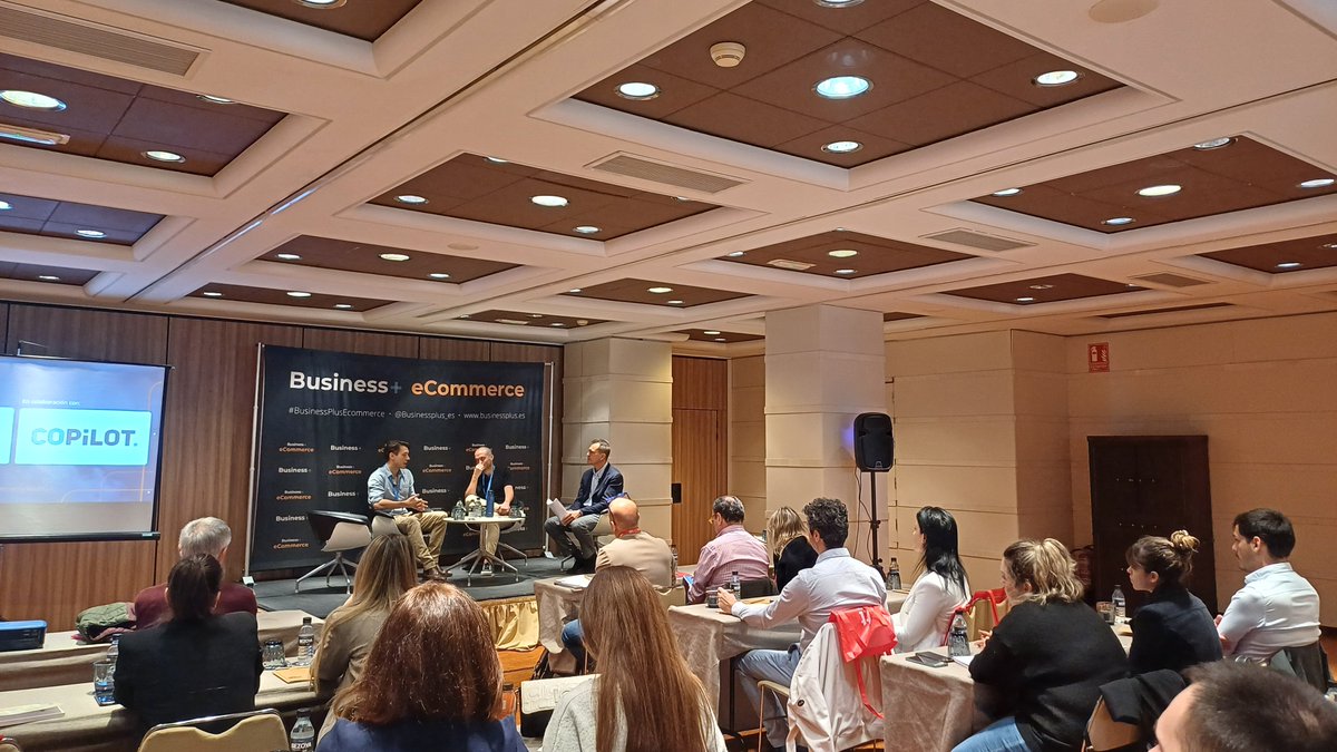 BusinessPlus_es's tweet photo. 👉 El pasado jueves celebramos la primera parada del tour #EcommerceLab en Valencia. 👉 Compartimos un resumen fotográfico de lo que fue este gran día. 📸
@CTTExpressES y #copilot nos acompañaron 
🚀next stop: #Málaga https://t.co/JonITBm7Ua https://t.co/fEU10v0z54