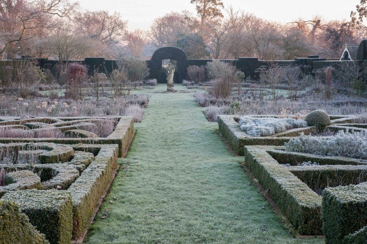 Frosty mornings in the Knot garden 🏵️ 📷: Juliette Wade