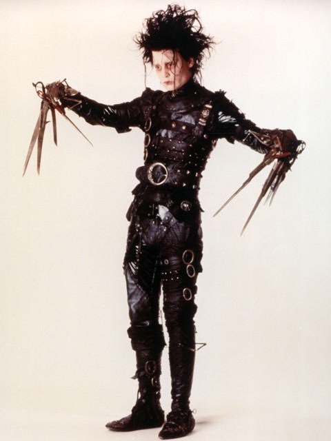 子どもの物語の考察が面白いので、6歳の息子と映画鑑賞をするのが最近楽しい。
ティムバートン作品を辿って、
シザーハンズを観たら、

「どうして雪が降るかってお話だね。」

でした。