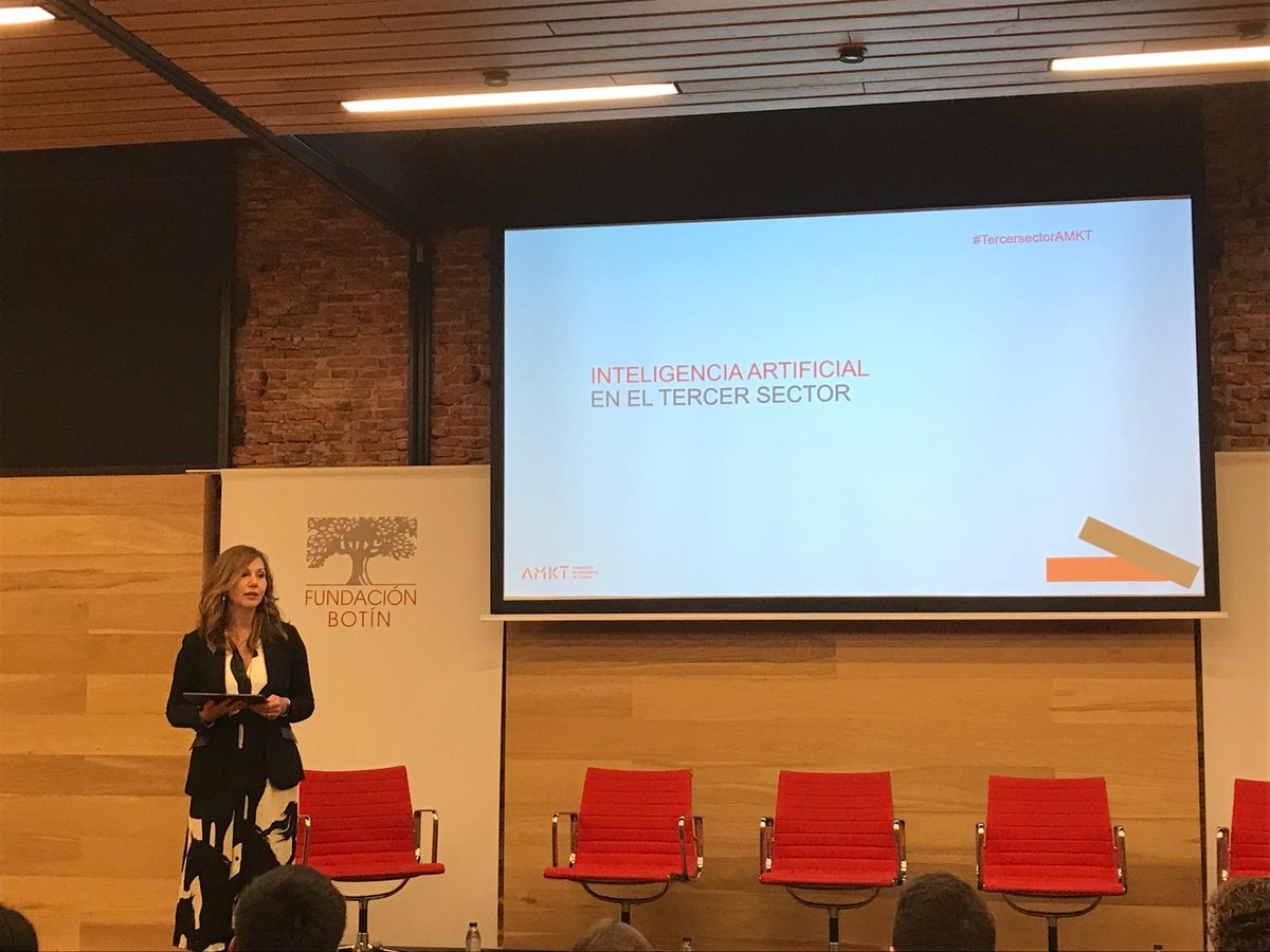 AMKT_es's tweet photo. «Hoy en el día mundial de las ONGs estamos muy orgullosos de realizar estos eventos en el Comité del Tercer Sector para aportar herramientas de #marketing a un sector tan necesitado y que aporta mucho valor a la sociedad».

La responsable del Comité del #TercerSectorAMKT y CEO de #Yukanna, @maytepintoMK, da la bienvenida a los asistentes a la jornada.

📍 @fundacionbotin