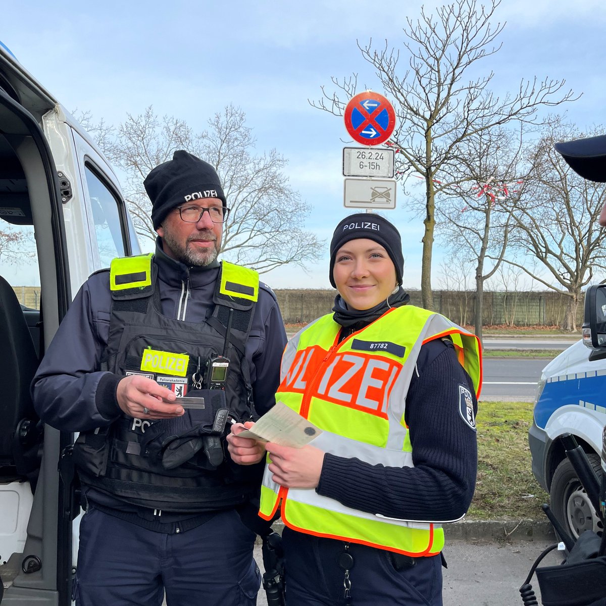 polizeiberlin's tweet photo. Na, haben Sie unsere Kolleg. gestern Vormittag im Norden von #Berlin gesehen? 🚔
Unser #A11 kontrollierte gemeinsam mit unserer #BVHu, unserer #PA, unserer #33EHu, unserer #Radstreife vom #A14 und unserem #Gefangenenwesen an 4 Orten in #Reinickendorf.
Neben 86 Ordnungswidrigkeiten schrieben sie auch:
➡️ 4 x Fahren ohne Führerschein
➡️ 1 x Fahren unter Alkohol (knapp 1,7 ‰)
➡️ 1 x Fahren unter Drogen
➡️ 1 x Urkundenfälschung
➡️ 1 x Fahrzeugsicherstellung
Der Schnellste fuhr 80 km/h (erlaubt waren 50 km/h).
^tsm