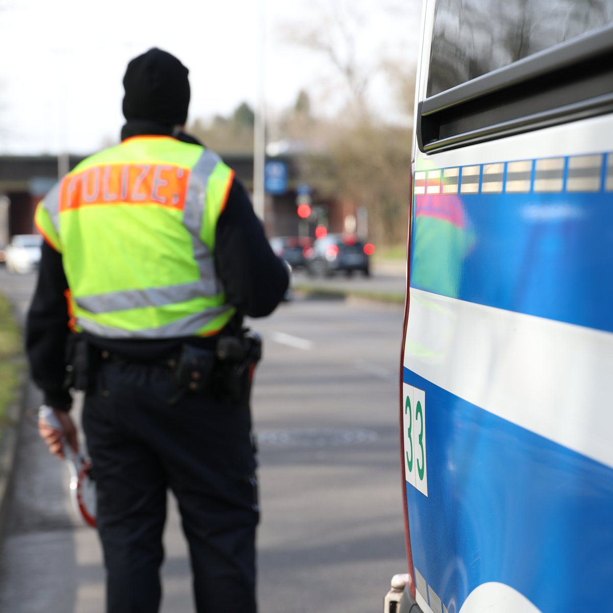polizeiberlin's tweet photo. Na, haben Sie unsere Kolleg. gestern Vormittag im Norden von #Berlin gesehen? 🚔
Unser #A11 kontrollierte gemeinsam mit unserer #BVHu, unserer #PA, unserer #33EHu, unserer #Radstreife vom #A14 und unserem #Gefangenenwesen an 4 Orten in #Reinickendorf.
Neben 86 Ordnungswidrigkeiten schrieben sie auch:
➡️ 4 x Fahren ohne Führerschein
➡️ 1 x Fahren unter Alkohol (knapp 1,7 ‰)
➡️ 1 x Fahren unter Drogen
➡️ 1 x Urkundenfälschung
➡️ 1 x Fahrzeugsicherstellung
Der Schnellste fuhr 80 km/h (erlaubt waren 50 km/h).
^tsm