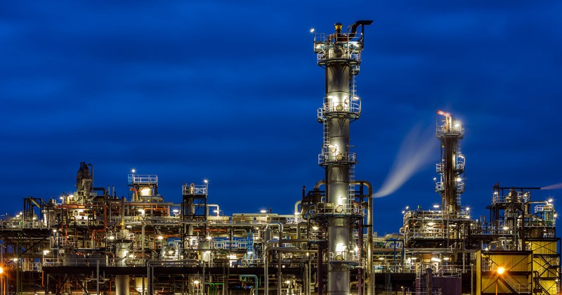 Haxx_energy's tweet photo. El petróleo crudo tiene pocos usos y por ello es necesario proceder a su refinado. Los centros industriales en los que se procesa y transforma la materia prima son las refinerías, donde se obtienen combustibles y productos de gran valor en nuestra sociedad actual. #BlogHafesa
‌