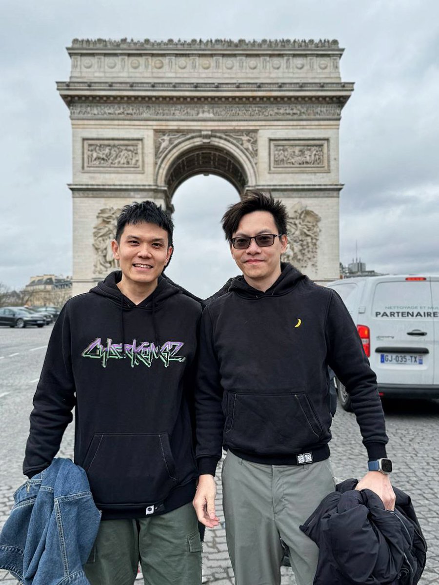 People seem to assume I hold a key role in @well3official, which is why I flew 6430 miles to NFT Paris. Sorry, I'm just a mod😂 I took long flights simply because wanted to support my brother at his first public speaking event in web3😎 @keung - my real-life & @CyberKongz bro🔥
