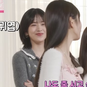 0403FEED's tweet photo. yujin in her ‘heart eyes for wonyoung’ mode https://t.co/5LVuHbpZok