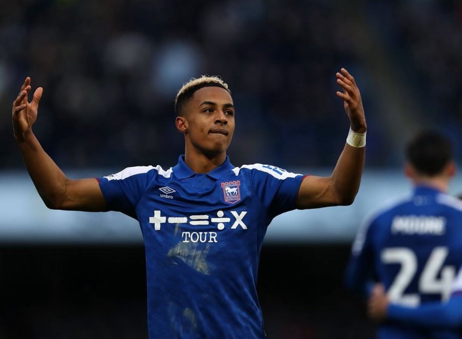 Omari Hutchinson z Ipswich Town, piłkarz łączony z przenosinami do BVB