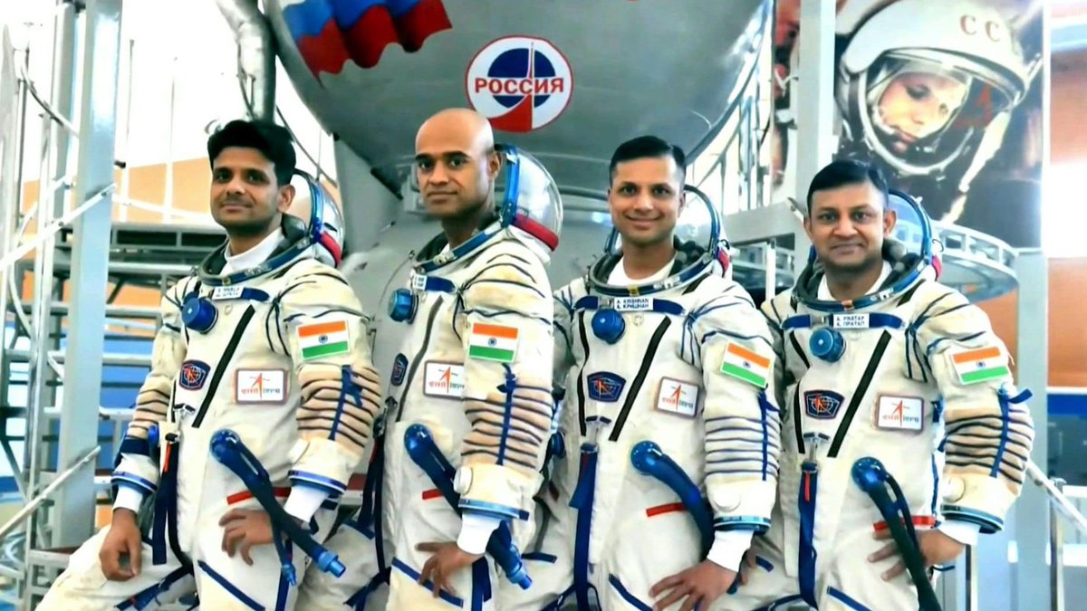 Meet the astronauts selected for #ISRO’s upcoming #GAGANYAAN program 🇮🇳:

1. Group Captain Prasanth Balakrishnan Nair
2. Group Captain Ajit Krishnan
3. Group Captain Angad Pratap
4. Wing Commander Shubhanshu Shukla
#indiandefencetimes #Isro #indianastronauts