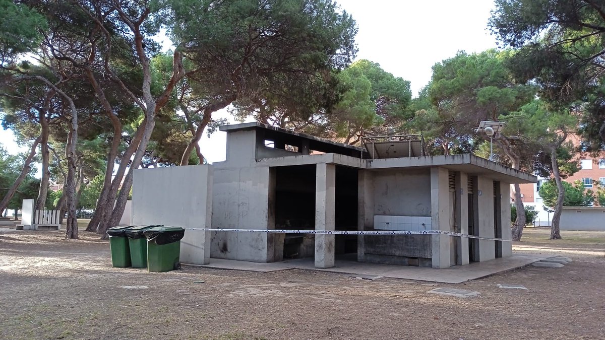 canolopera's tweet photo. ⛔️CERRADO PARQUE DEL PINAR POR EL FUERTE TEMPORAL DE VIENTO
Como consecuencia del temporal de fuertes vientos que se están viviendo actualmente apunta que aumentarán a lo largo de la tarde, la Policía Local ha decretado el cierre del Parque del Pinar y precintado las barbacoas. https://t.co/3L76SX2AXm