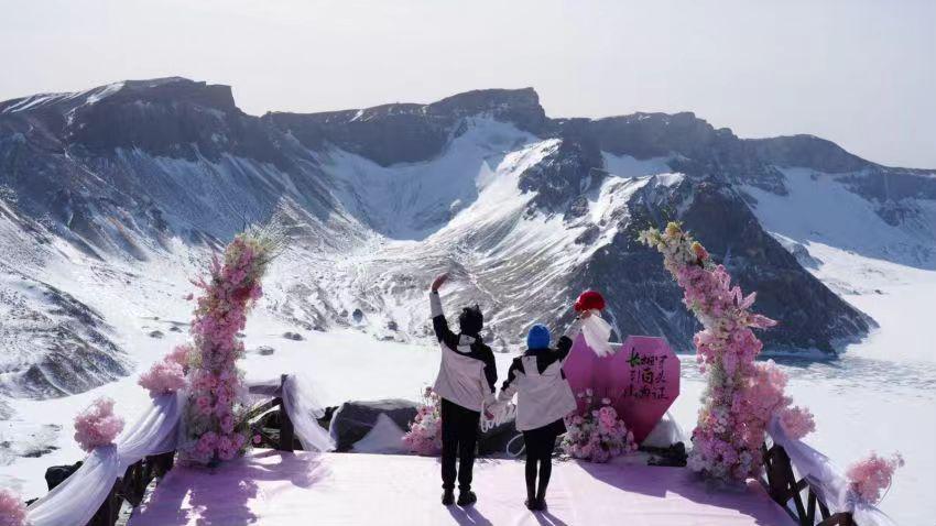 Love is in the air at #ChangbaiMountain in #Jilin! 🌹 50 couples gathered by Tianchi Lake for a heartwarming 'Declaration of Love' event during the Lantern Festival. With roses and heartfelt declarations, the day was filled with moments of love and joy. ❤️ #JilinUpdates