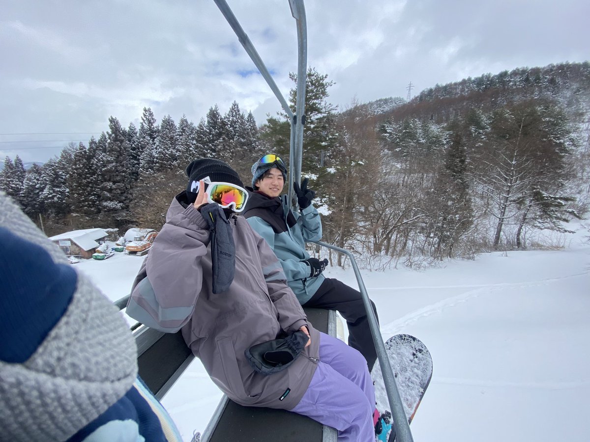 Element_genso's tweet photo. バンドでゲレンデ!

今日はドラムの人がスノボのコーチになって卒業に向け吹雪の中、木の葉滑り等厳しい修行を積みました https://t.co/bX1OB6Gt0o
