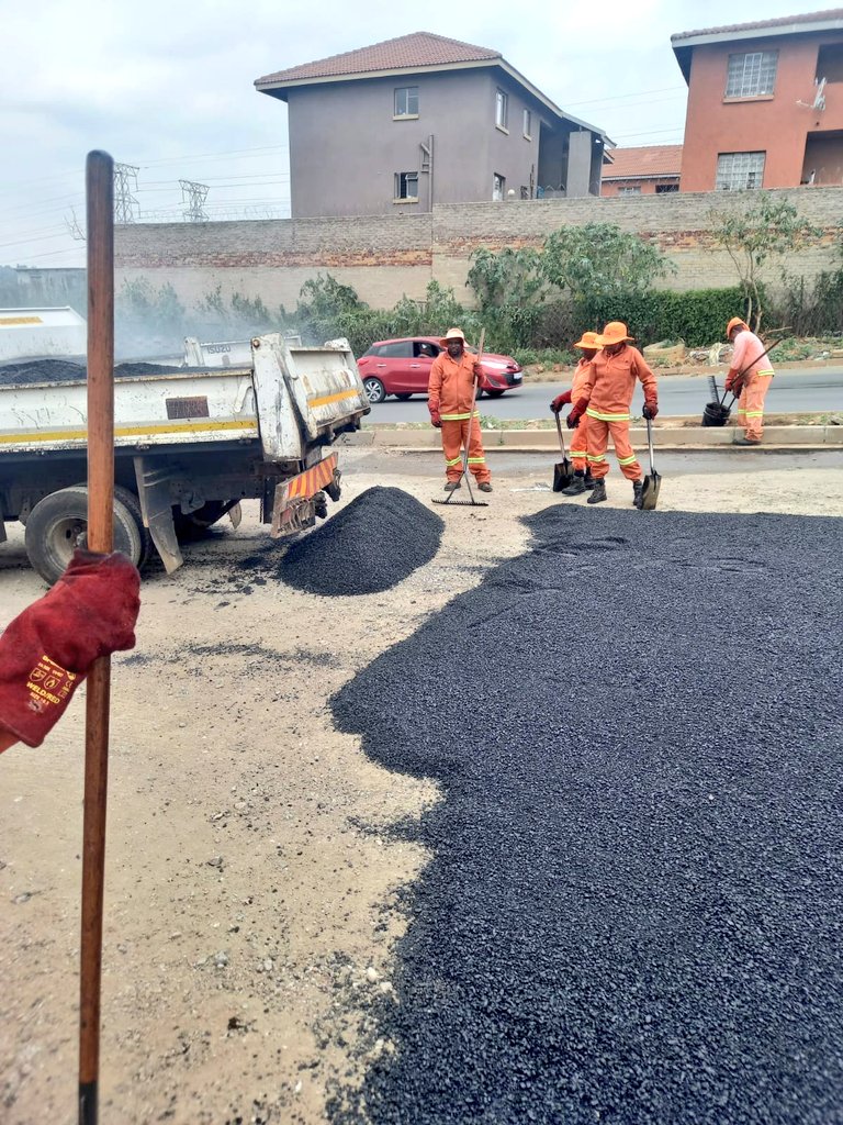 CityofJoburgZA's tweet photo. This week's #AcceleratedServiceDelivery programme is underway in Region E. You're invited to join this week's activations across the region #KnowYourJoburg #JoburgServices #KleenaJoburg ^GZ https://t.co/hzb51N3IWD