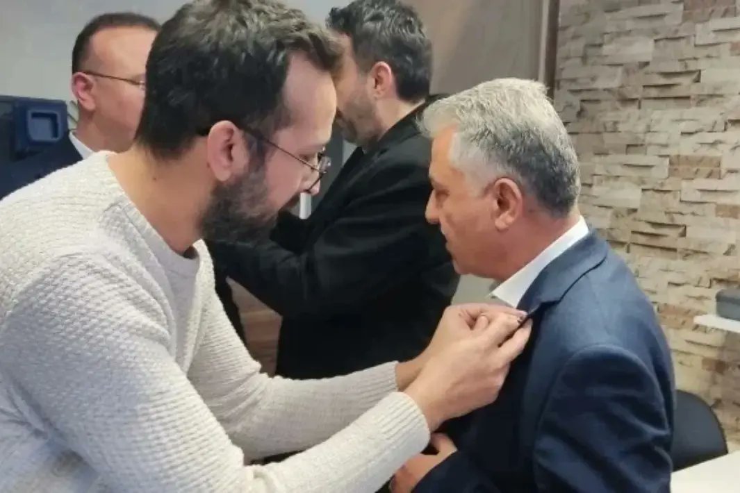 AK Parti Mersin İl Bşk. Sn.Adem ALDEMİR,Toroslar İlçe Bşk. Sn.Ferdi ÇOKKESER,Toroslar Belediye Başkan Adayımız Sn.Dr.Ali ÖZ ve MHP Toroslar İlçe Bşk. Sn.Av.Osman Mete YILDIZ ile birlikte ,OKKA Ajans Sahibi ve Yönetim Kurulu Üyemiz Sn.Ahsen OKTAY'ı ziyaret ettiler. <a href="/RTErdogan/">Recep Tayyip Erdoğan</a>