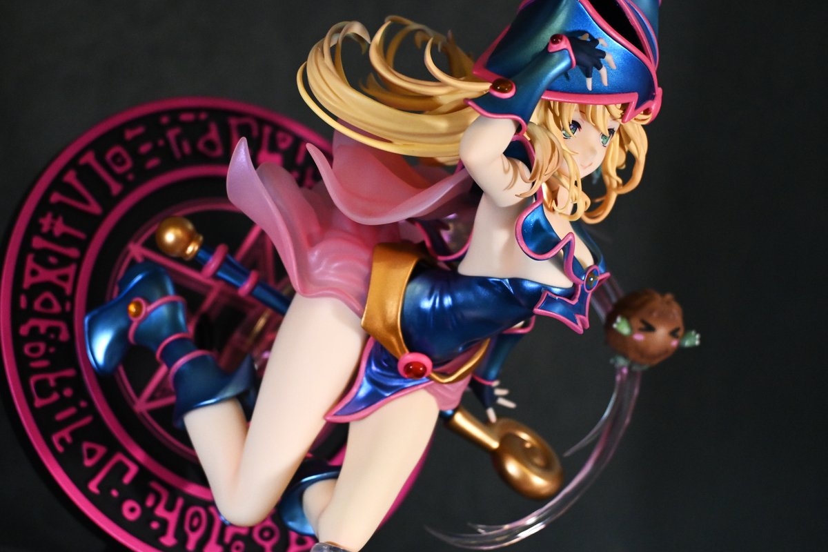 とんでもないクオリティのブラックマジシャンガールのフィギュアも届いてたので見て…1/6サイズでこれだからボリュームもすごいし塗装もエロいし素晴らしい… 