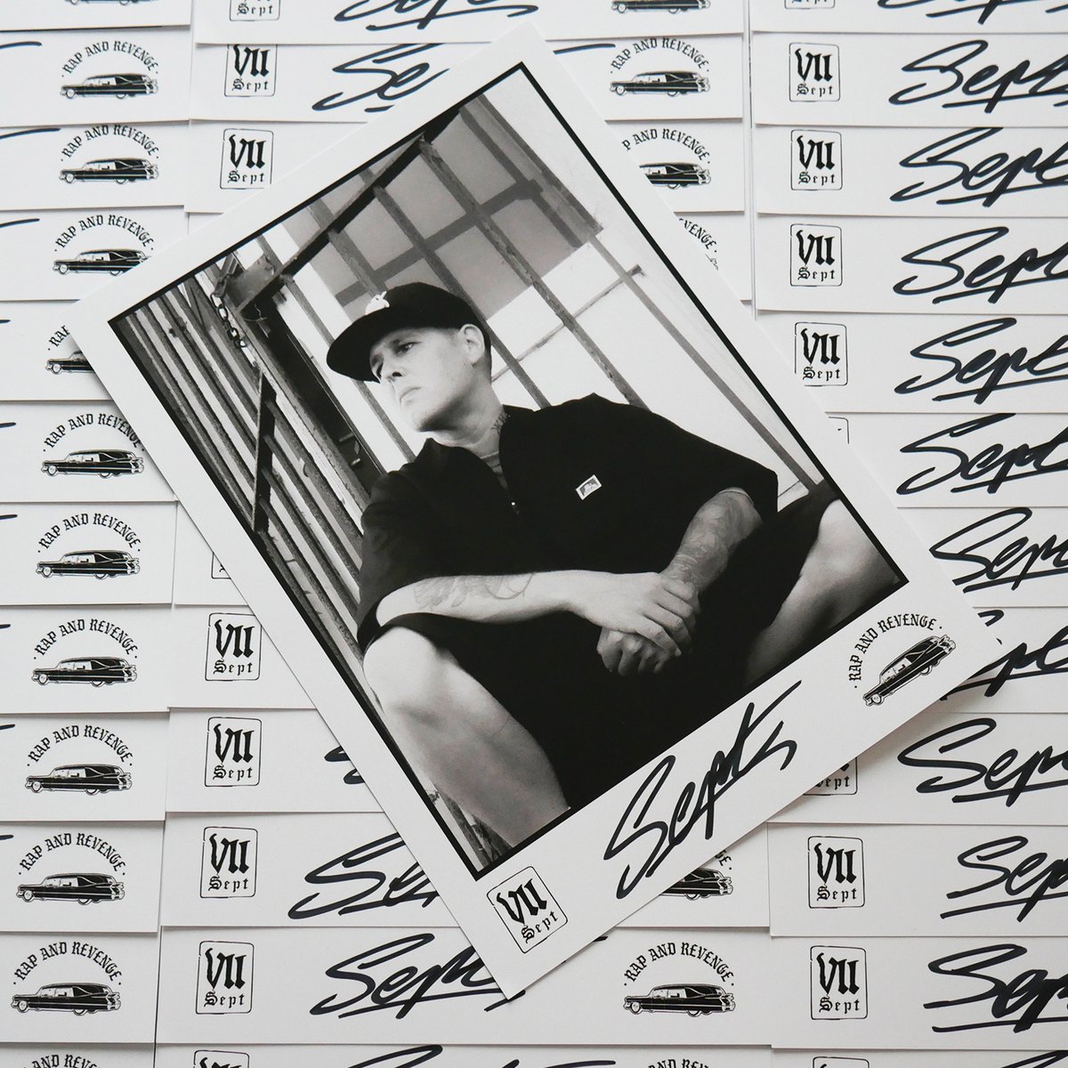 VIIRAPNREVENGE's tweet photo. Une carte signรฉe offerte pour les 100 premiรจres commandes de Seconde Zone ๐ฆ
RDV mardi pour la sortie de l'album ๐ฟ
#VII #Djmonark #SecondeZone #Collector #RapAndRevenge #DFunk https://t.co/x01i832kN7