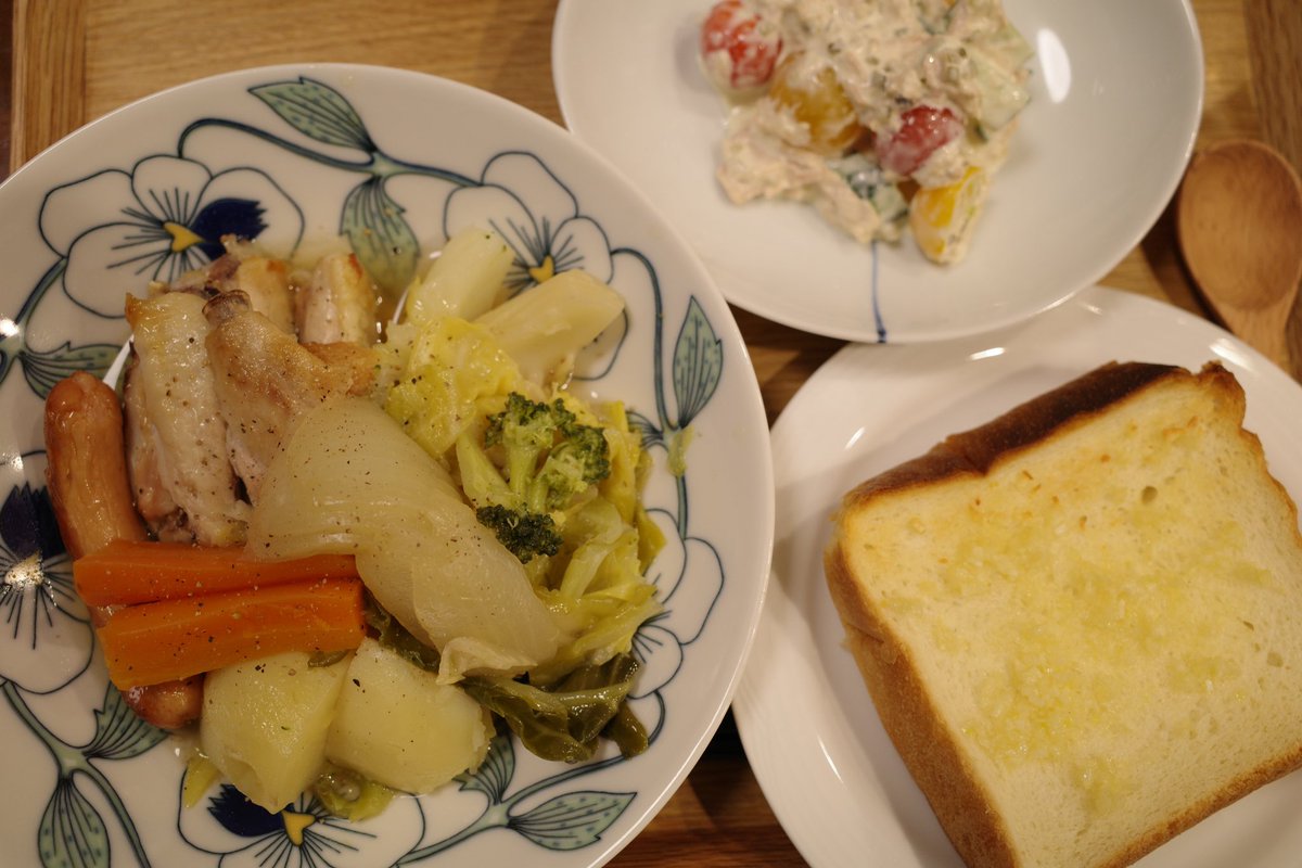 骨がついているとテンションがあがる傾向にある家族のために鶏肉は手羽中にしているポトフ、ガーリックトースト。最愛の食パンは売り場面積わずか5,6畳のかわいいお店のなのですよ。 #おうちごはん