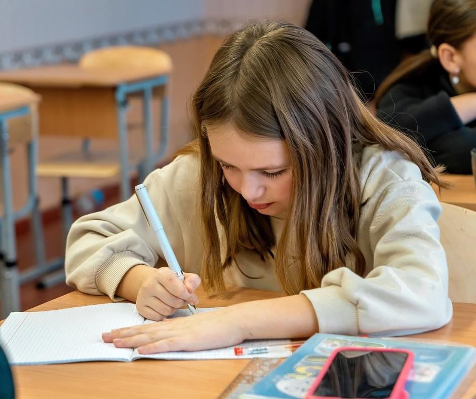 🏫 Tarashcha Academic Lyceum in Kyiv Oblast received new furniture as part of the #SchoolRepairs in Ukraine project, funded by the EU, through @eu_echo, and implemented by UNOPS. In total, within the framework of the project, new furniture will be delivered to 37 schools.