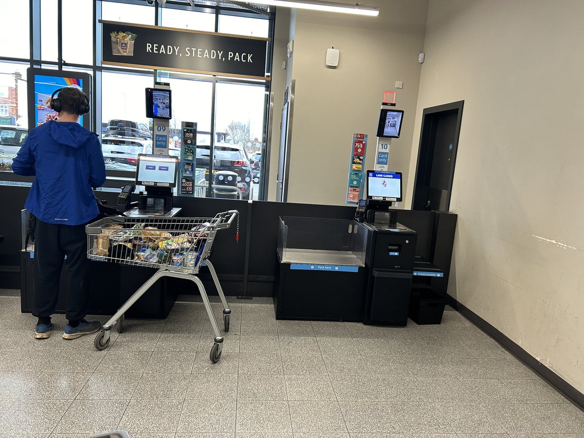 jerseydom's tweet photo. @AldiUK why oh why do you have perfectly usable self service tills that are closed off, creating queues? Surely the beauty of self service is that they don’t need a human to operate them? https://t.co/qIhYcCQpUq