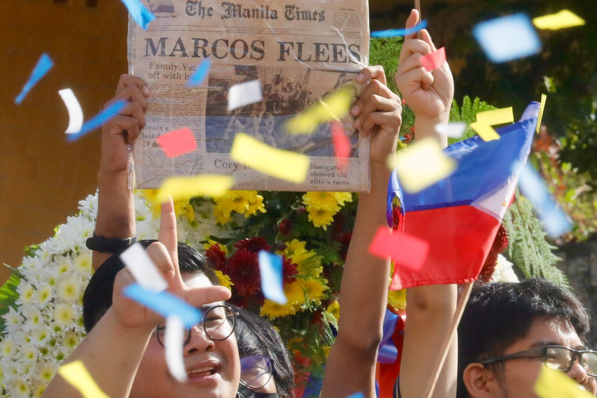 EDSA 37 and 38 ✨

Sa unang dalawang anibersaryo ng People Power 1 sa ilalim ng anak ng diktador, iniladlad natin ang dalawang 'Marcos flees!' na pahayagan sa People Power Monument upang palakasin ang ating mensahe:

Huwag kalimutan ang kasaysayan.

#EDSA38
#DefendHistoricalTruth