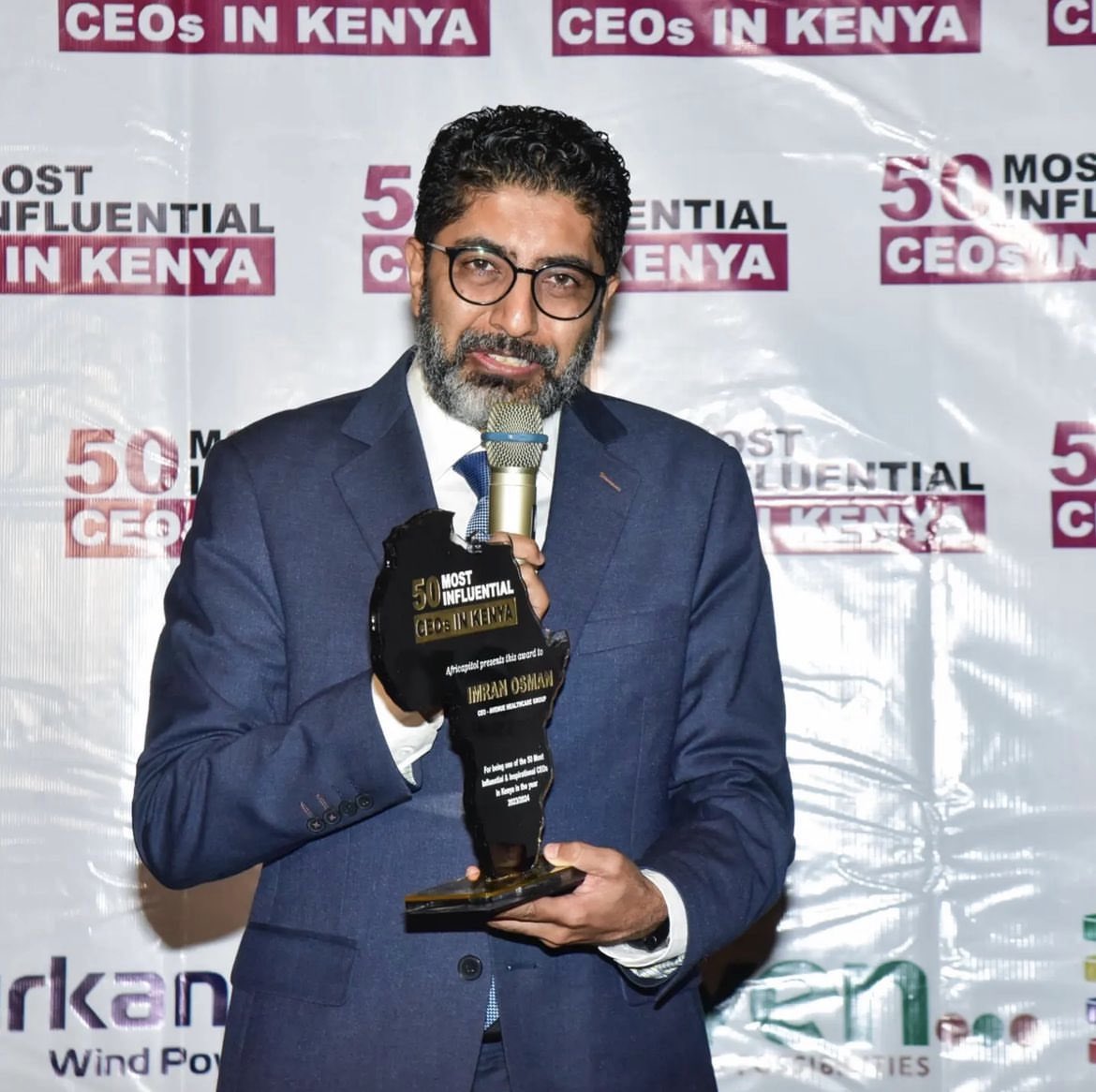 The CEO of Avenue Healthcare, Mr. Imran Osman @imranosmanyusuf receiving his award from Nominated Senator Hon. Miraj Abdillahi during the CEOs Award Gala Dinner at Villa Rosa Kempinski. Congratulations to Mr. Imran Osman 👏👏