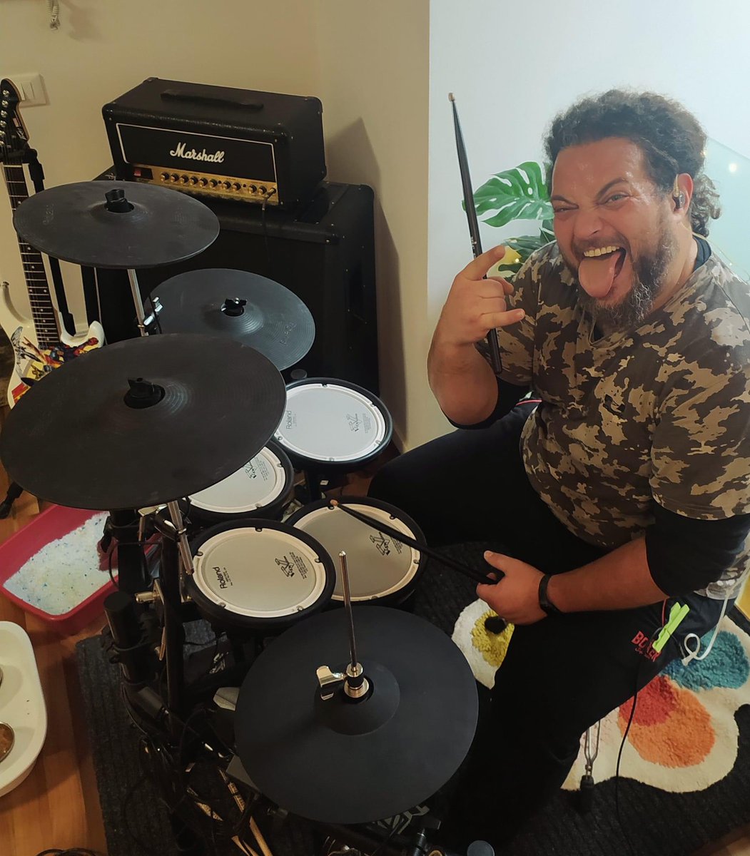 Metatrone_Music's tweet image. Simone tries to record without disturbing the neighbors... Nothing, they are already very angry!!!
#drummer #newalbum #newtrack #christianpowermetal #catholic #RecordingStudio #drums #italia #heavymetal