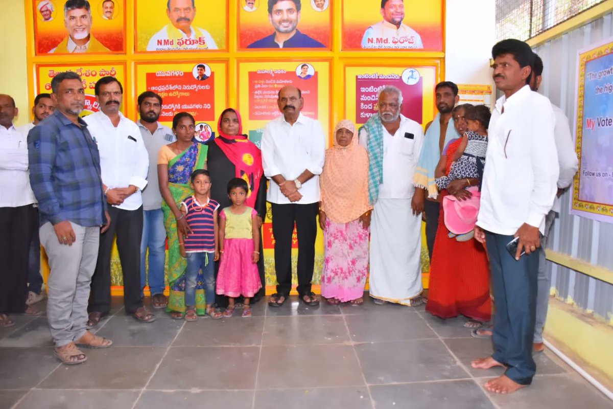NMDFAROOK's tweet photo. తెలుగుదేశం పార్టీ అధినేత నారా చంద్రబాబు గారిని నంద్యాలలో అక్రమ అరెస్టు చేయడాన్ని జీర్ణించుకోలేక మృతి చెందిన ఇద్దరి కుటుంబాలను పరామర్శించిన తెలుగుదేశంపార్టీ నంద్యాల అసెంబ్లీ అభ్యర్థి NMd.ఫరూక్ గారు
#NijamGelavali 
#NijamGelavaliYatra 
#NaraBhuvaneswari
#teamNMD #nandyaltdp https://t.co/ldtYZEEdpx