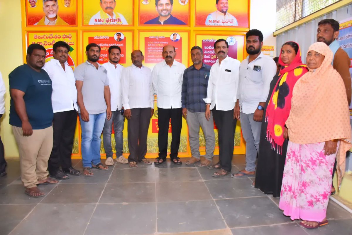 NMDFAROOK's tweet photo. తెలుగుదేశం పార్టీ అధినేత నారా చంద్రబాబు గారిని నంద్యాలలో అక్రమ అరెస్టు చేయడాన్ని జీర్ణించుకోలేక మృతి చెందిన ఇద్దరి కుటుంబాలను పరామర్శించిన తెలుగుదేశంపార్టీ నంద్యాల అసెంబ్లీ అభ్యర్థి NMd.ఫరూక్ గారు
#NijamGelavali 
#NijamGelavaliYatra 
#NaraBhuvaneswari
#teamNMD #nandyaltdp https://t.co/ldtYZEEdpx