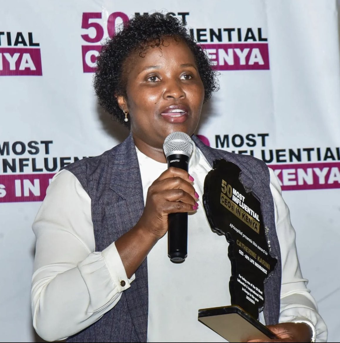 The CEO of APA Life Insurance, Mrs. Catherine Karimi receiving her award from Mr. Mwenesi Musalia Congratulations 👏👏 #50mostinfluentialceosinkenya #africapitol