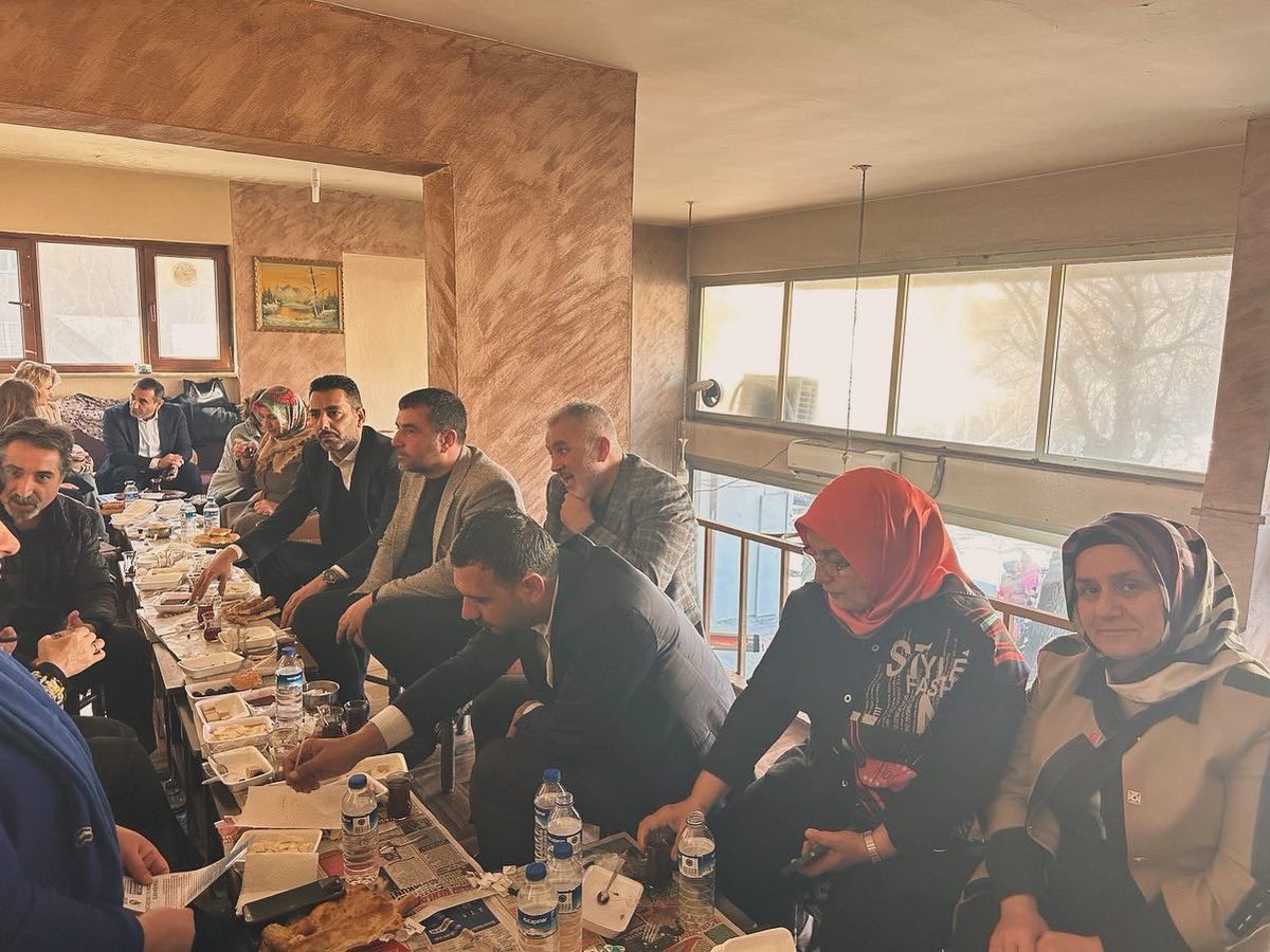 📍Yenişehir’deyiz.

Kıymetli teşkilat üyelerimizle çay ocağında sıcacık bir kahvaltı ile güne başladık.

Günboyu Yenişehir sokaklarında olacağız. 🌼

<a href="/MelisKandemirr/">Melis KANDEMİR</a> <a href="/Yenisehiredeva/">YenişehireDeva💧🌱</a> <a href="/diyarbakirdeva/">Deva Partisi Diyarbakır İl Başkanlığı</a>