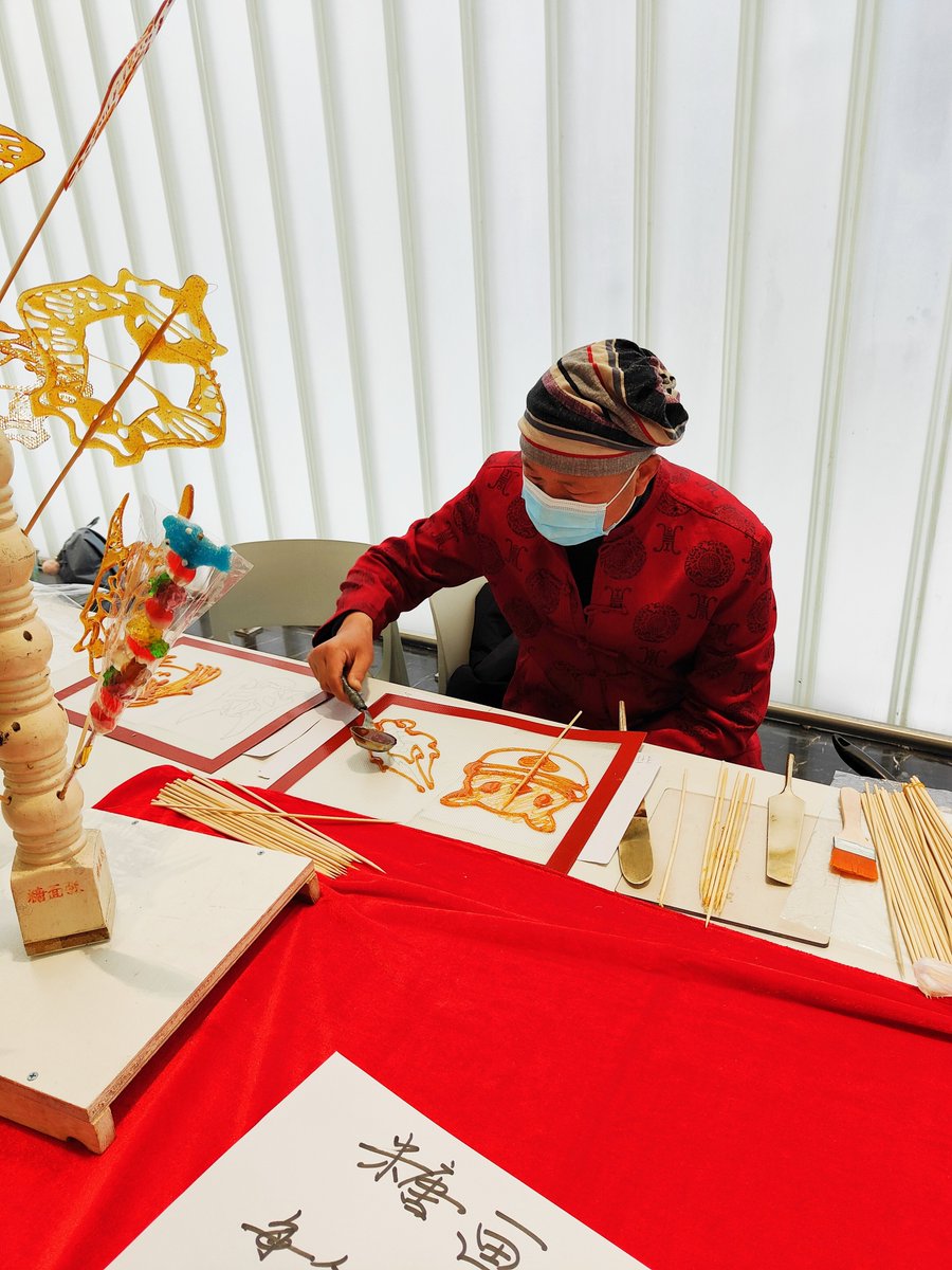 「面白かったのは、中国の伝統的な糖画(飴細工)の職人さんがいて、キャラやアイテムを」|中国漫画館のイラスト