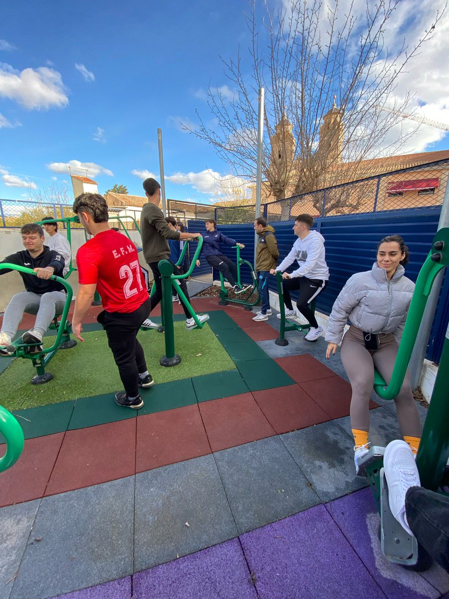 UCAM_CAFD's tweet photo. 📸 Los alumnos del Técnico Superior en Enseñanza y Animación Sociodeportiva #TSEAS de @UCAMFP trasladan sus clases al aire libre, aprendiendo sobre la programación de actividades inclusivas para personas mayores en parques biosaludables
#ucamfp #piensaenfp #lideratufuturo https://t.co/SqHTsjPDIE