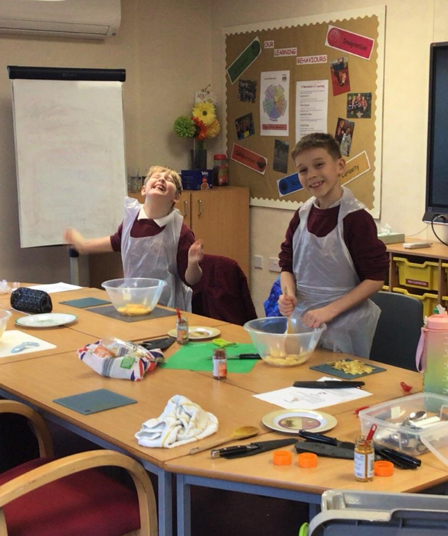 KensingtonJuni1's tweet image. Back in action after half-term! 🎉 First day vibes with an air fryer cookery session. 🍟 Exploring new flavours for our potato wedges. Chef mode: ON! 🧑‍🍳 #CookingAdventures #BackToSchool #theKJAway #weareDjanogly