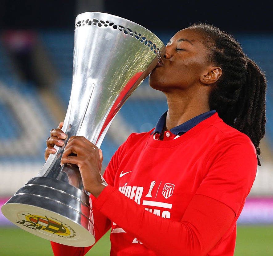 Hoy cumple años <a href="/Aissatou75/">Aïssatou Tounkara</a> Disputó 105 partidos en las 4 temporadas que permaneció en el club, ganando una Liga y una Supercopa de España.
¡¡Felicidades!!
(Fotos: RRSS de Aïssatou y Atlético de Madrid)