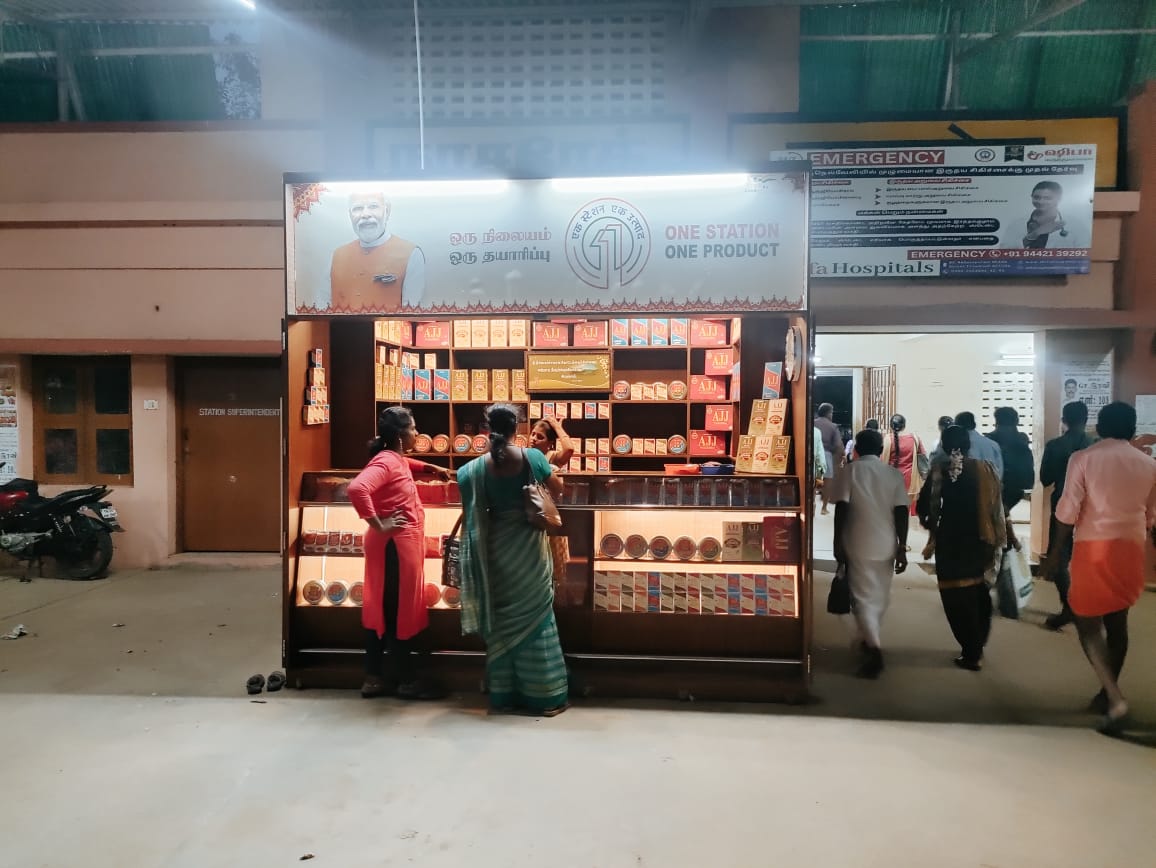 drmmadurai's tweet image. Indulge your taste buds at the #Osop stall in Nazareth #RailwayStation, where the delectable Muscoth #Halwa is making waves!

Savor the sweet symphony of flavors as this local treat takes center stage. Don&apos;t miss the chance to experience the culinary delights at this stop!
