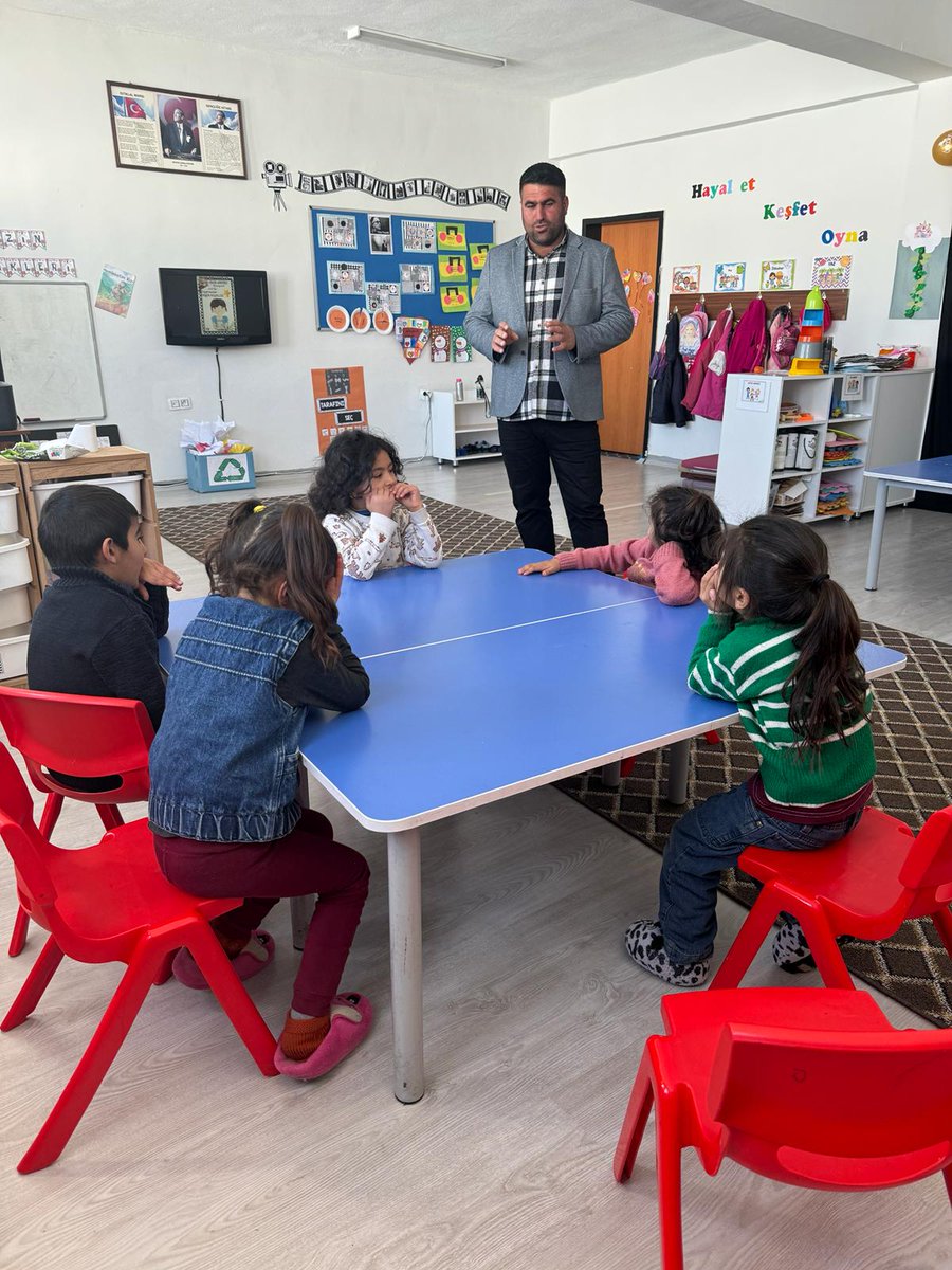 Köy korucusu velimiz mesleğini tanıtarak hafıza kartları oyunu ile çocuklara eşlik etti 🙂
<a href="/tcmeb/">Millî Eğitim Bakanlığı</a>
<a href="/miakarali/">Mustafa Karali</a>
<a href="/agrimem/">AĞRI MEM</a>
<a href="/hasan_kokrek/">Hasan Kökrek</a> 
<a href="/Diyadin004/">DİYADİN KAYMAKAMLIĞI</a>
<a href="/remzi0479/">Remzi Işık</a>