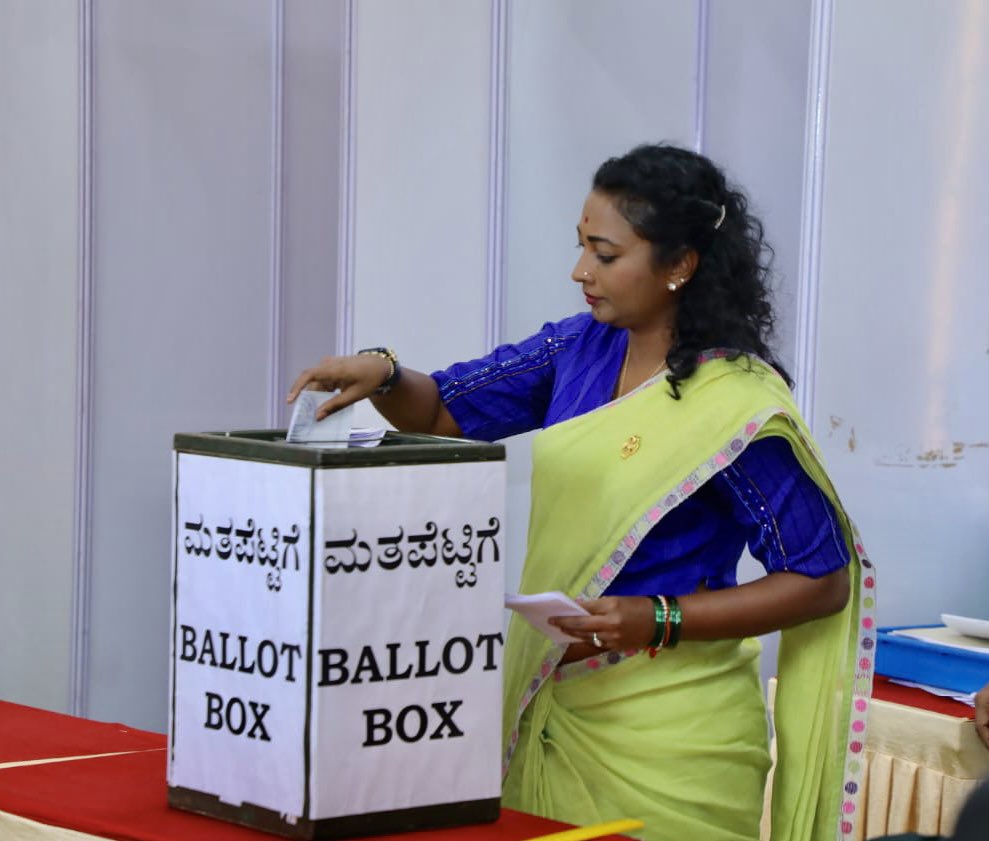 NayanaJhawar's tweet image. ಇಂದು ರಾಜ್ಯಸಭಾ ಚುನಾವಣೆ ಹಿನ್ನೆಲೆ, ಅಧಿಕೃತವಾಗಿ ನನ್ನ ಮತ ಚಲಾಯಿಸಿದೆ.

#ElectionUpdate #PoliticalDynamics #VoteCount #DemocracyAtWork #RajyaSabhaPolls #KarnatakaPolitics #ElectionInsights #BallotBuzz #Voting #VotingRights