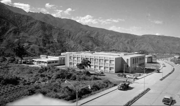 #27Feb #MéridaDeSiempre
Recién se inauguraba la avenida "Don Tulio Febres Cordero" de #Mérida, rondaba la mitad de la década de los 50, s. XX. Ya se inauguraban, también, espacios universitarios pero faltaba mucho por urbanizar.
Al fondo Santa Elena y el nuevo aeropuerto.
Foto de